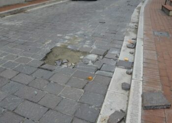 Troppe buche, chiuso tratto di centro storico a Isola Capo Rizzuto