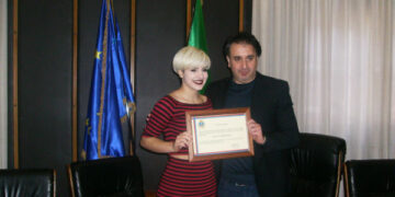 Crotone, l’enfant prodige Elvya Garofano premiata dall’Amministrazione