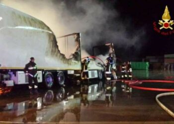 Incendio devasta autotreni nel lametino