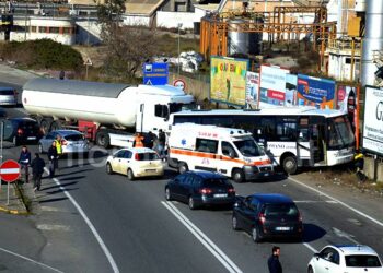 Incidente tra autobus di studenti e un camion sulla SS106 a Crotone