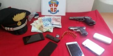 Cosenza, arrivano i carabinieri a casa e butta pistole dalla finestra