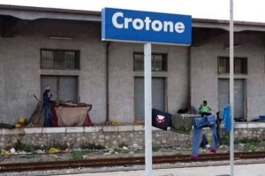 Migranti alla stazione di Crotone