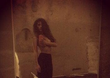 Roberta Morise spettacolo senza veli con selfie