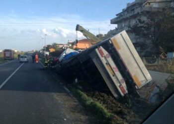 Incidente sulla SS106, tir si ribalta nei pressi di Cariati