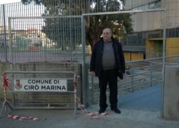 Ciro’ Marina, ‘passerella’ d’emergenza per la scuola Don Bosco