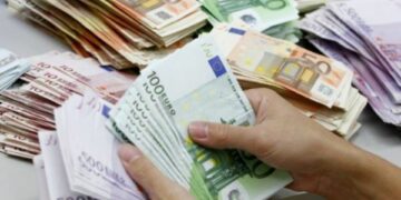 Portava 18mila euro in Cina nascosti nei bagagli