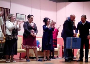 I Lions consegnano un defibrillatore al sindaco di Ciro’