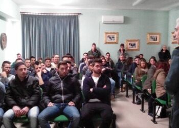 Il comandante della Finanza Teodosio Marmo tra i banchi di scuola all’IPSIA di Crotone