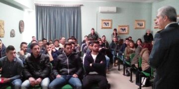 Il comandante della Finanza Teodosio Marmo tra i banchi di scuola all’IPSIA di Crotone