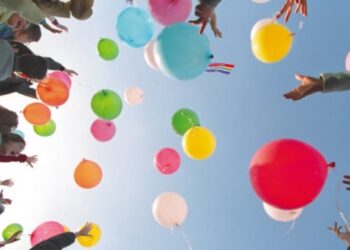 Lancio di palloncini a Crotone per dire no al cancro infantile
