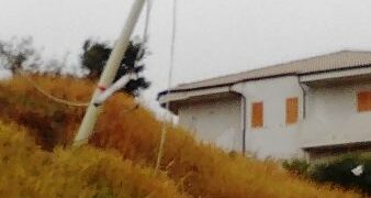 Ciro’, palo di alta tensione penzolante