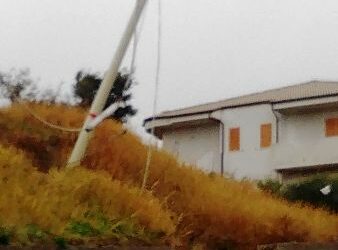 Ciro’, palo di alta tensione penzolante