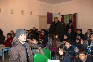 Parroco e bambini all'Oratorio