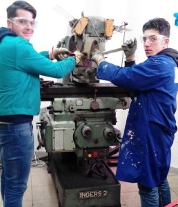 Alunni lavorano alla fresatrice
