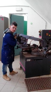 Alunno alla segatrice