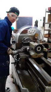 Alunno lavora al tornio parallelo