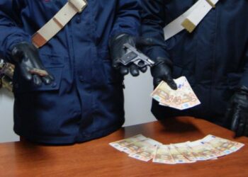 Pistola clandestina e monete false, arrestato giovane a Isola