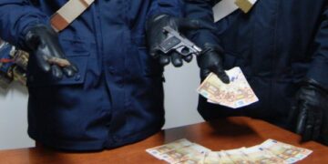 Pistola clandestina e monete false, arrestato giovane a Isola