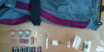 In casa droga e uniforme Polizia, arrestato 18enne nel cosentino