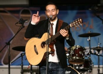 Cantautore calabrese contro Area Sanremo