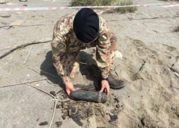 Ordigni bellici trovati a riva nel reggino, fatti brillare