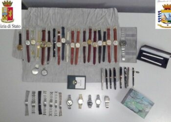Nel trolley orologi e penne di valore, fermato all’aeroporto