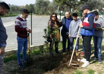 Festa primavera a Ciro’ Marina, studenti piantano nuovi alberi all’Agrario