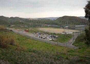 Deposito rifiuti vicino campo sportivo a Rocca di Neto, sequestrata area
