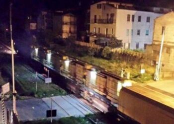 Passa il treno, le sbarre non si chiudono a Crosia