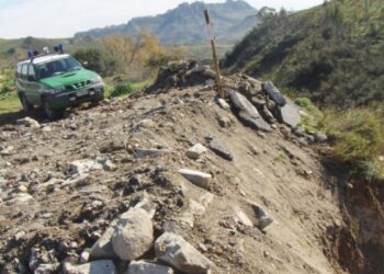 Rifiuti di demolizione abbandonati in una scarpata a Strongoli