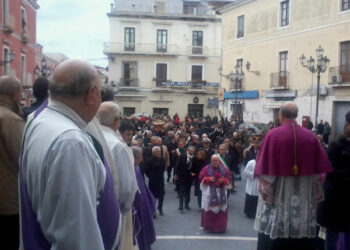 Crotone, una folla di fedeli ha atteso l’arrivo della salma di Mons. Agostino