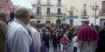 Crotone, una folla di fedeli ha atteso l’arrivo della salma di Mons. Agostino