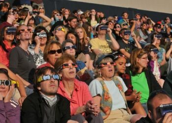 Tutti pazzi per l’eclissi, ‘sole nero’ intorno alle 10:30 in Calabria