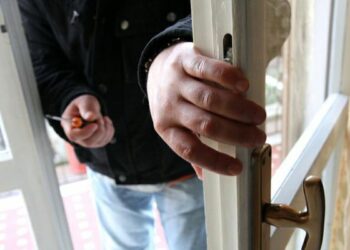 Furto nel centro storico di Rossano, ladri con piede di porco in mano