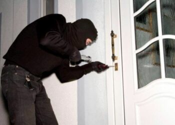 Furti in casa, in negozi e auto saccheggiate: allarme sicurezza a Ciro’ Marina