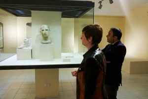 Aisa e Ferrari accanto all'acrolito di Apollo esposto a Ciro' Marina