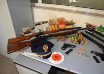 Gli trovano arsenale in casa, arrestato crotonese