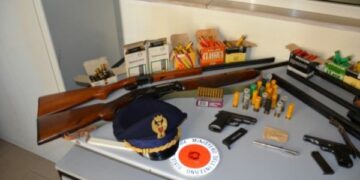 Gli trovano arsenale in casa, arrestato crotonese