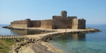 Matrimoni, boom di richieste per Le Castella: ma servono 500 euro