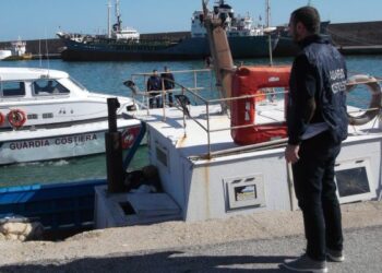 Pescava bianchetto, multa da 4 mila euro a peschereccio di Crotone