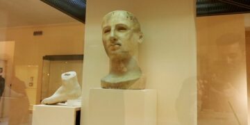 L’acrolito di Apollo esposto a Ciro’ Marina, le immagini esclusive