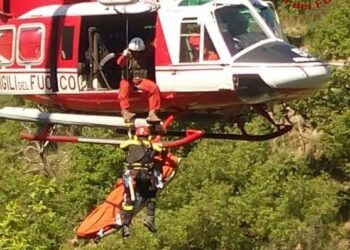 Scivola in scarpata, recuperato dai pompieri in elicottero
