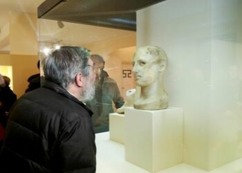 L’acrolito di Apollo esposto a Ciro’ Marina, le immagini esclusive