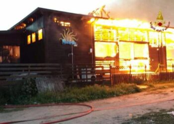 In fiamme il lido ‘Sunrise’ nel catanzarese