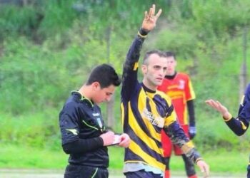 Lorenzo campione di fair play: avversari ko, calcia fuori a porta vuota