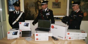 Impiegato ruba portatili e tablet da scuola, denunciato