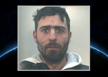 Mostra pistola all’amico e gli parte un colpo, tragedia sfiorata a Mesoraca