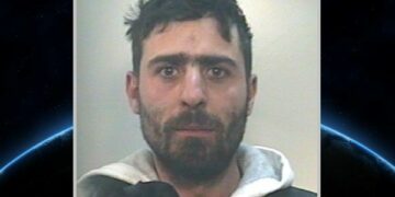 Mostra pistola all’amico e gli parte un colpo, tragedia sfiorata a Mesoraca