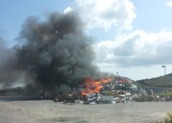 A fuoco una montagna di rifiuti nella zona industriale di Ciro’ Marina