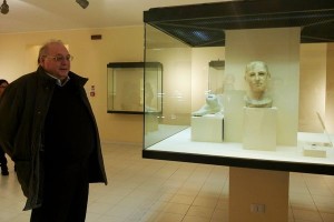 Roberto Siciliani accanto l'acrolito di Apllo esposto a Ciro' Marina